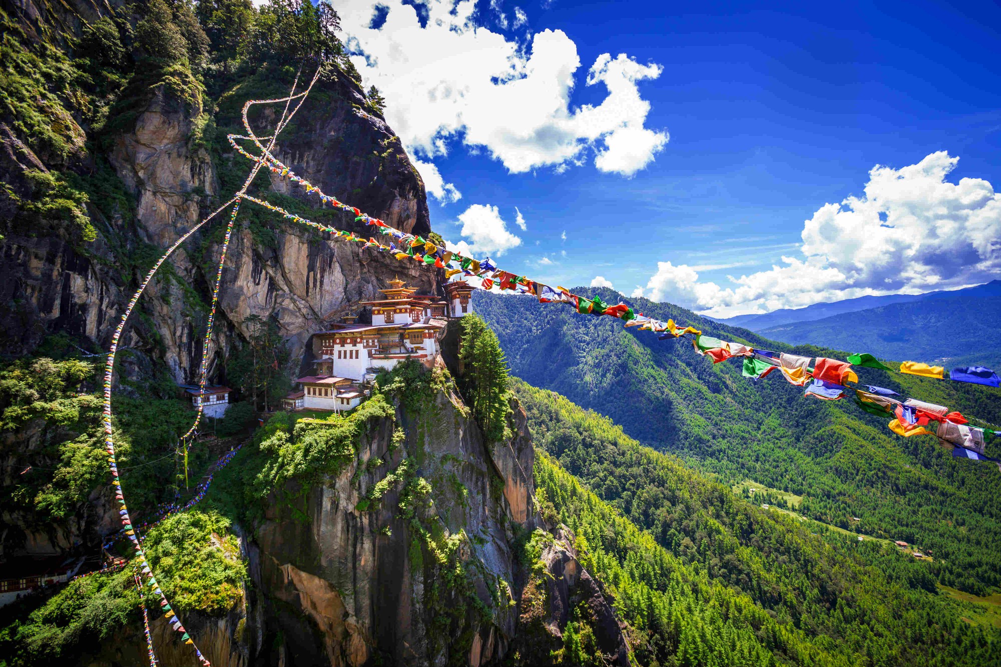 Những điều chưa kể về &ldquo;c&otilde;i hạnh ph&uacute;c&rdquo; ở Bhutan - Ảnh 3.