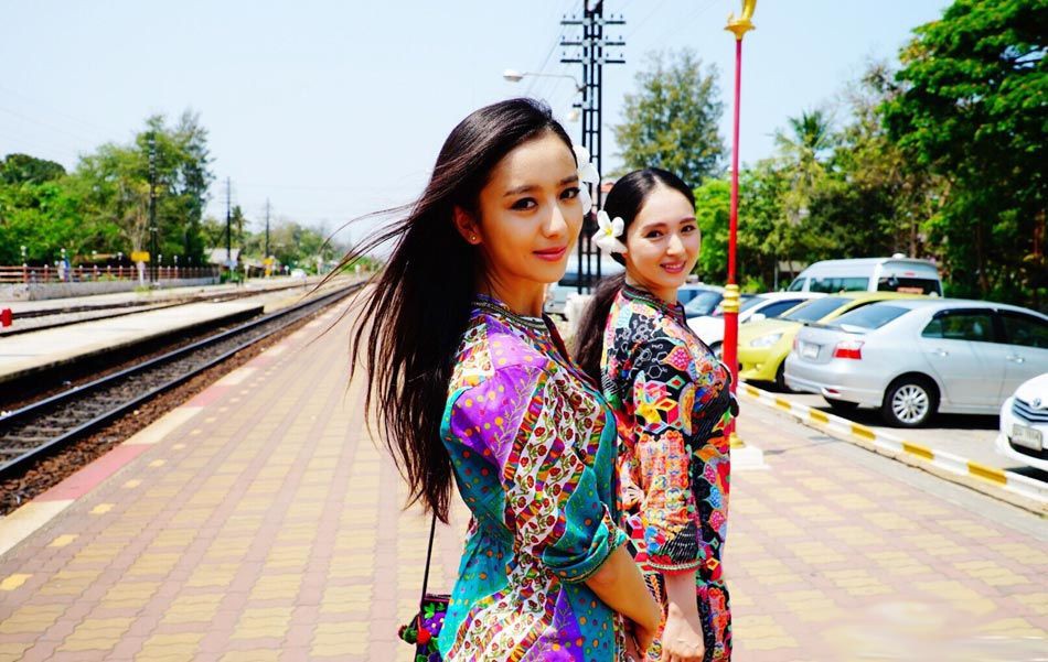 Kh&ocirc;ng họ h&agrave;ng, nhiều sao giống nhau đến kh&oacute; tin - Ảnh 2.