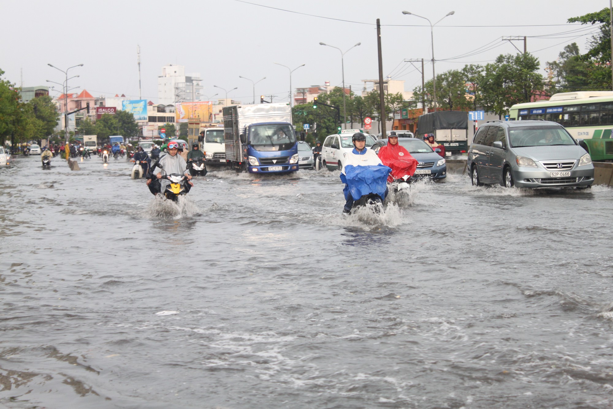 TP HCM: Chống ngập quá lỗi thời, dân còn "bơi" dài dài