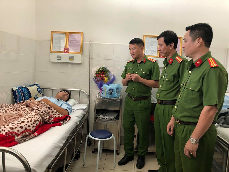 Công an TP HCM dành tiền thưởng phá án để đóng viện phí cho "hiệp sĩ"