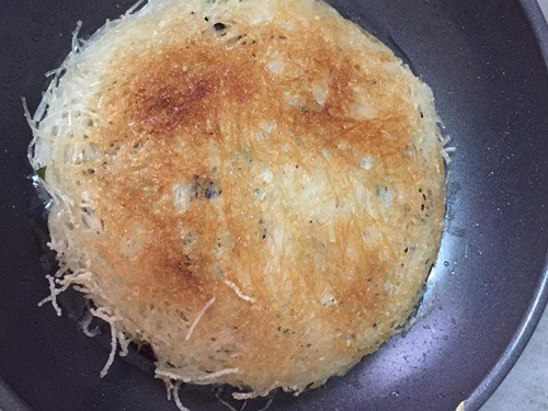 Quên miến nấu, miến xào đi, hãy thử miến... chiên giòn - Ảnh 6.