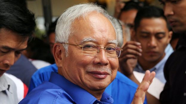 Lục so&aacute;t nh&agrave; trong đ&ecirc;m, thu giữ đồ đạc của cựu thủ tướng Malaysia - Ảnh 3.
