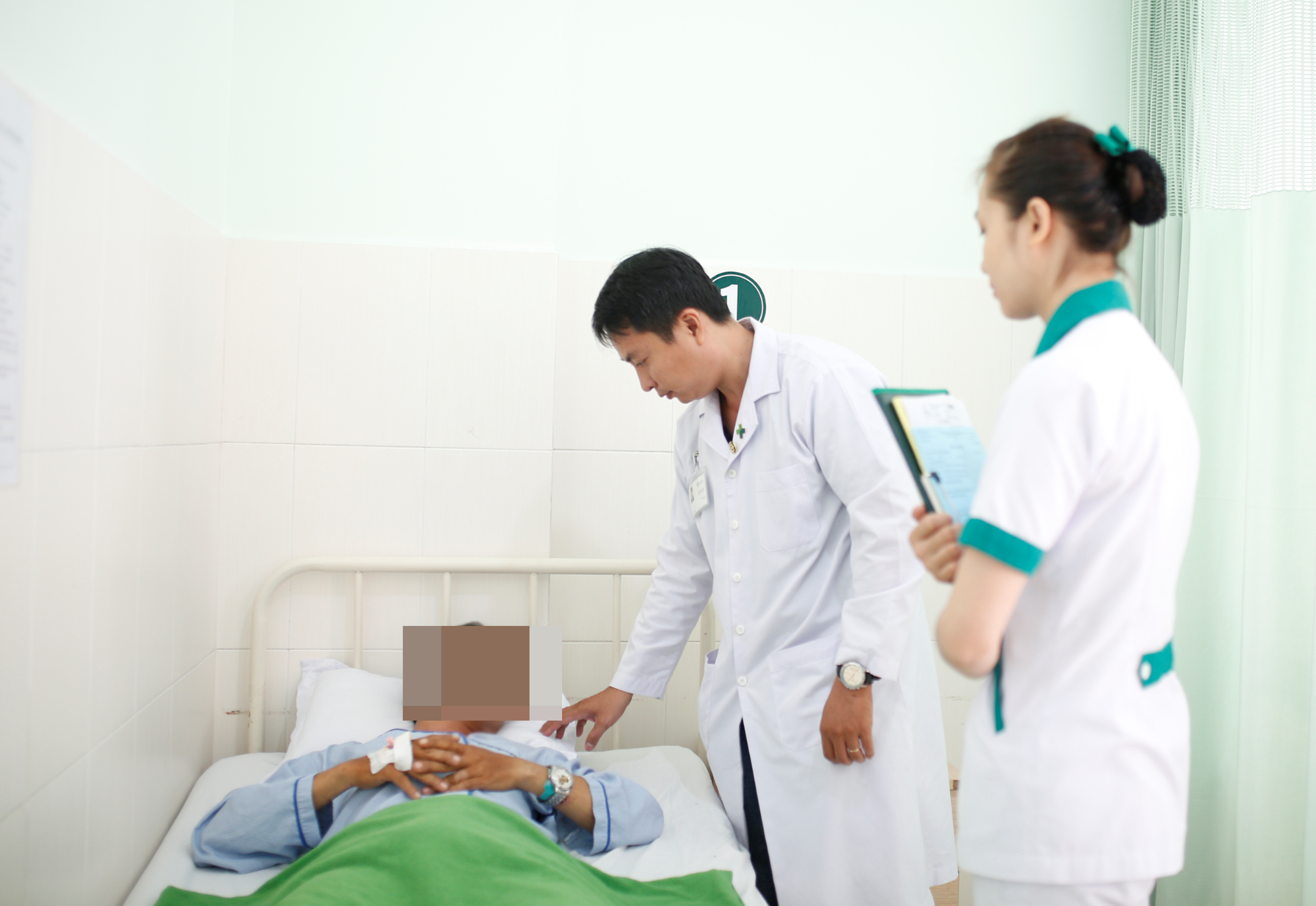 Phẫu thuật thành công cho bệnh nhân 40 tuổi bị gãy “của quý”