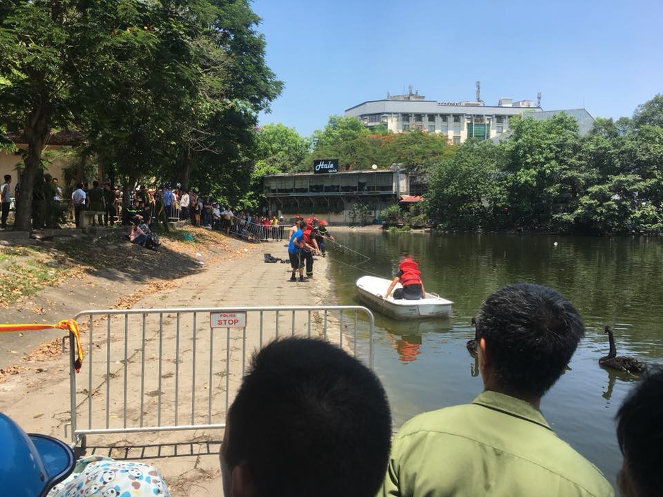 Lao xuống hồ Thiền Quang cứu ch&aacute;u, &ocirc;ng ngoại tử vong thương t&acirc;m - Ảnh 3.