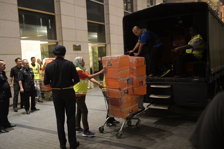 Cảnh sát Malaysia huy động thợ khóa phá két nhà ông Najib - Ảnh 6.