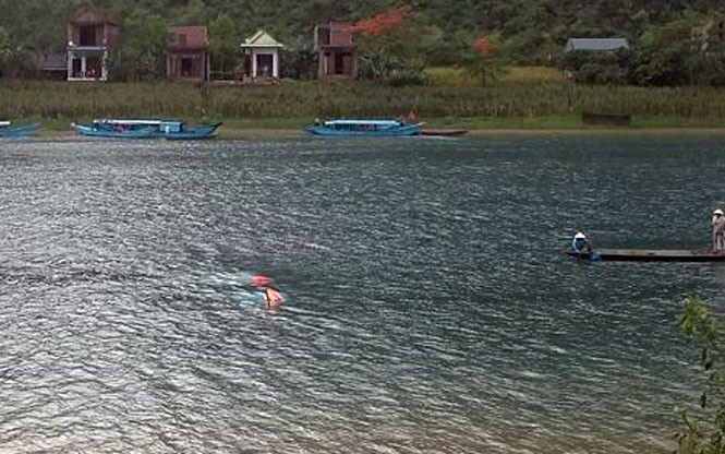 Lốc xoáy đánh úp 2 thuyền chở 21 du khách tham quan, 1 người tử vong