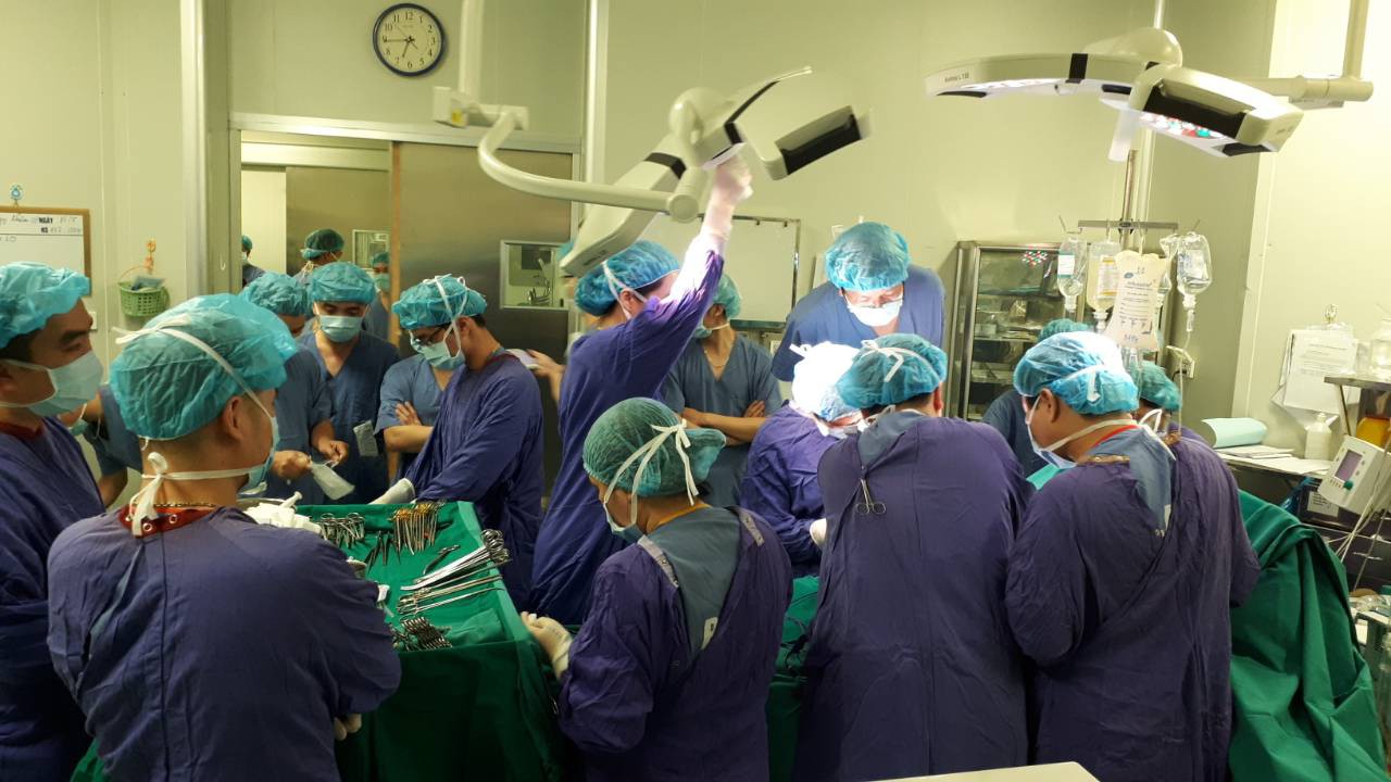 Lịch tr&igrave;nh kh&ocirc;ng trật 1 ph&uacute;t tr&aacute;i tim sống bay từ H&agrave; Nội tới Huế gh&eacute;p tạng - Ảnh 1.
