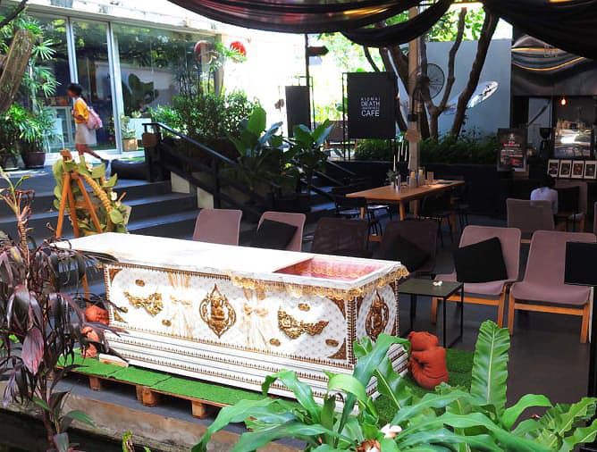 Rùng mình trải nghiệm cái chết bên trong quán cafe - Ảnh 2.