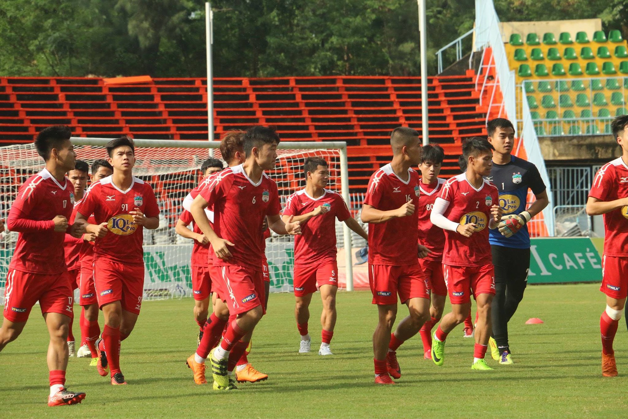 HAGL chạm tr&aacute;n người nh&agrave; - Ảnh 1.