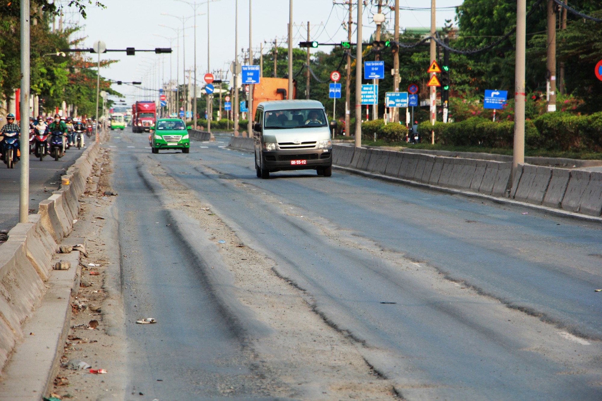 Đường vào cảng Cát Lái lún như... ruộng bậc thang
