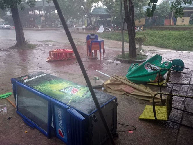Lốc xo&aacute;y đ&aacute;nh &uacute;p 2 thuyền chở 21 du kh&aacute;ch tham quan, 1 người tử vong - Ảnh 2.