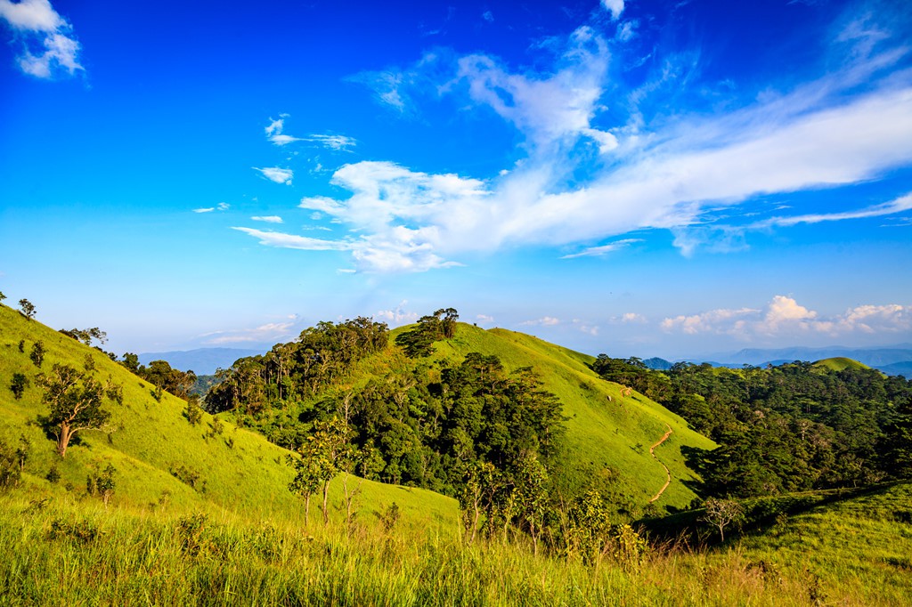Những cung đường trekking đẹp nhưng nguy hiểm - Ảnh 3.