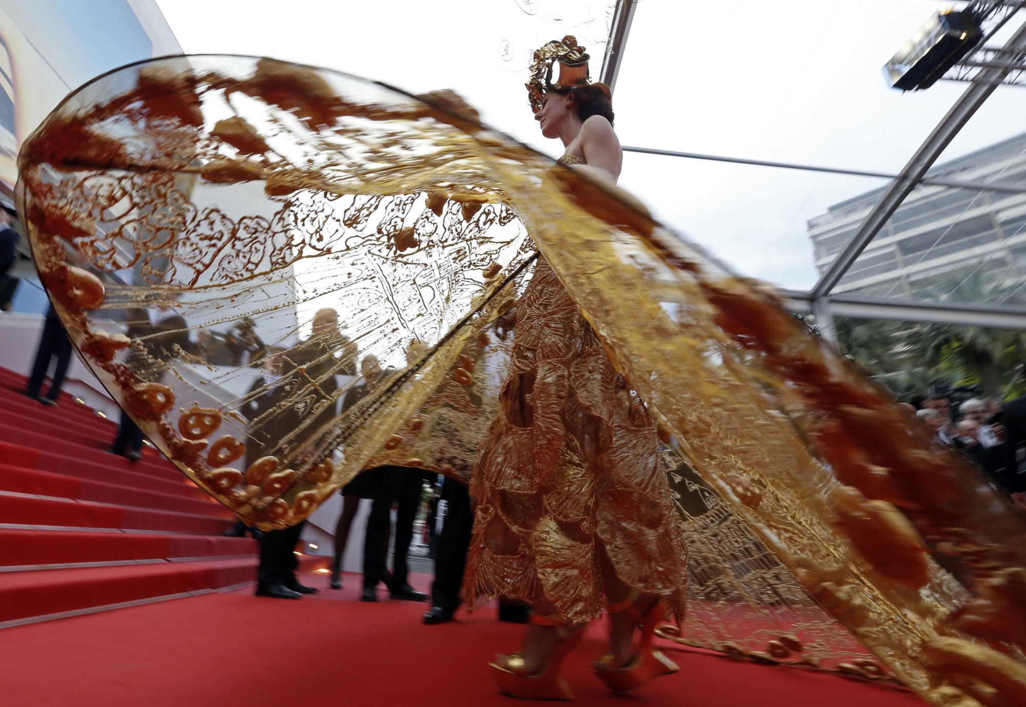 Những bộ đầm lạ mắt trên thảm đỏ Cannes