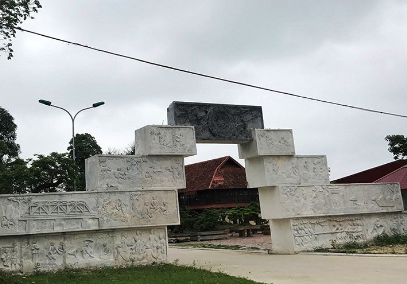 Tháo dỡ phần sai phép tại khu ẩm thực của em trai Bí thư TP Thanh Hóa - Ảnh 1.