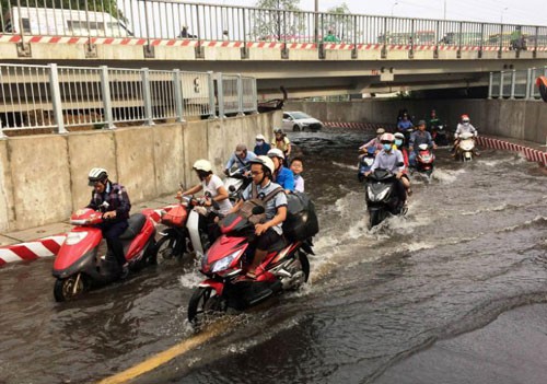 Máy bơm trục trặc, hầm chui ngập nặng
