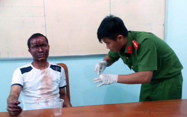 Sau khi cởi truồng ra đường, một thanh niên lạnh lùng giết chết mẹ và bà nội