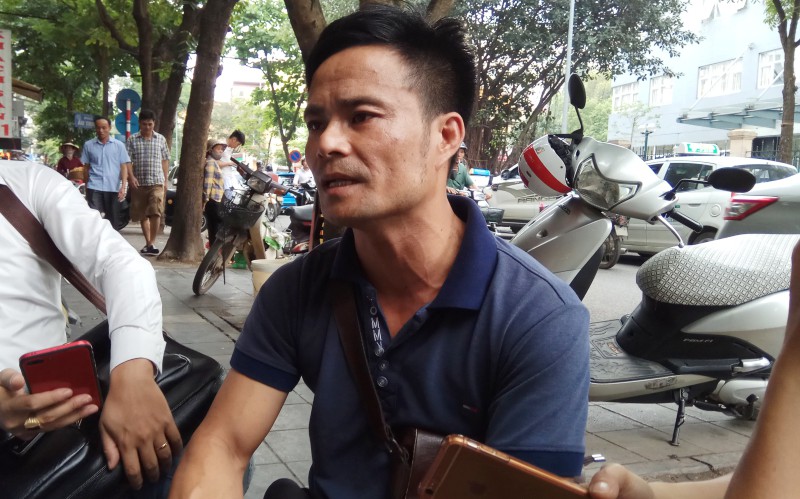 Bị chồng lột quần áo, đánh giữa đường, vợ giập lá lách