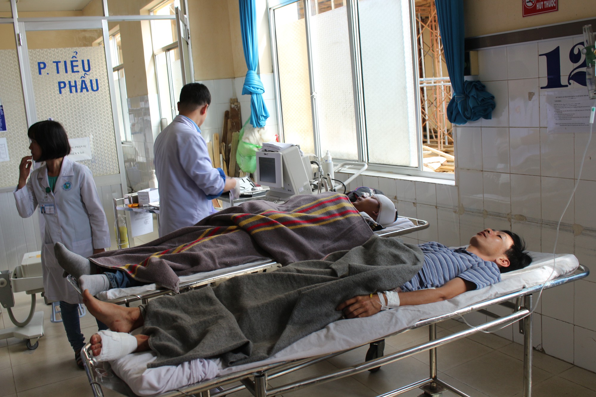 Xe kh&aacute;ch vượt kh&ocirc;ng đ&uacute;ng quy định, đối đầu xe t&agrave;i l&agrave;m 15 người thương vong - Ảnh 2.