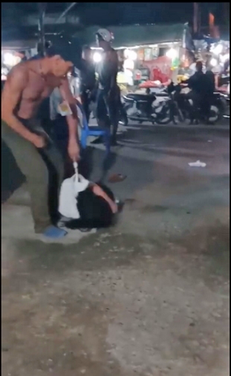 Nghi vợ sắm điện thoại xịn theo trai, chồng đánh và kéo lê vợ ở chợ