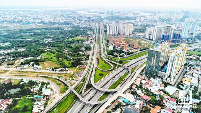 Địa ốc lân cận Sài Gòn: Nóng từ đất nền sang căn hộ - Ảnh 1.