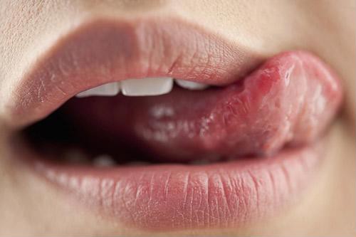 Dễ biết son môi nhiễm chì chỉ bằng một bước