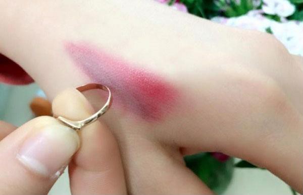 Dễ biết son m&ocirc;i nhiễm ch&igrave; chỉ bằng một bước - Ảnh 1.