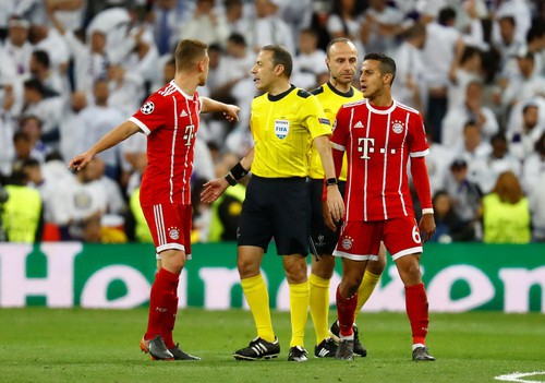 "Người hùng" Cuneyt Cakir trao vé chung kết cho Real Madrid
