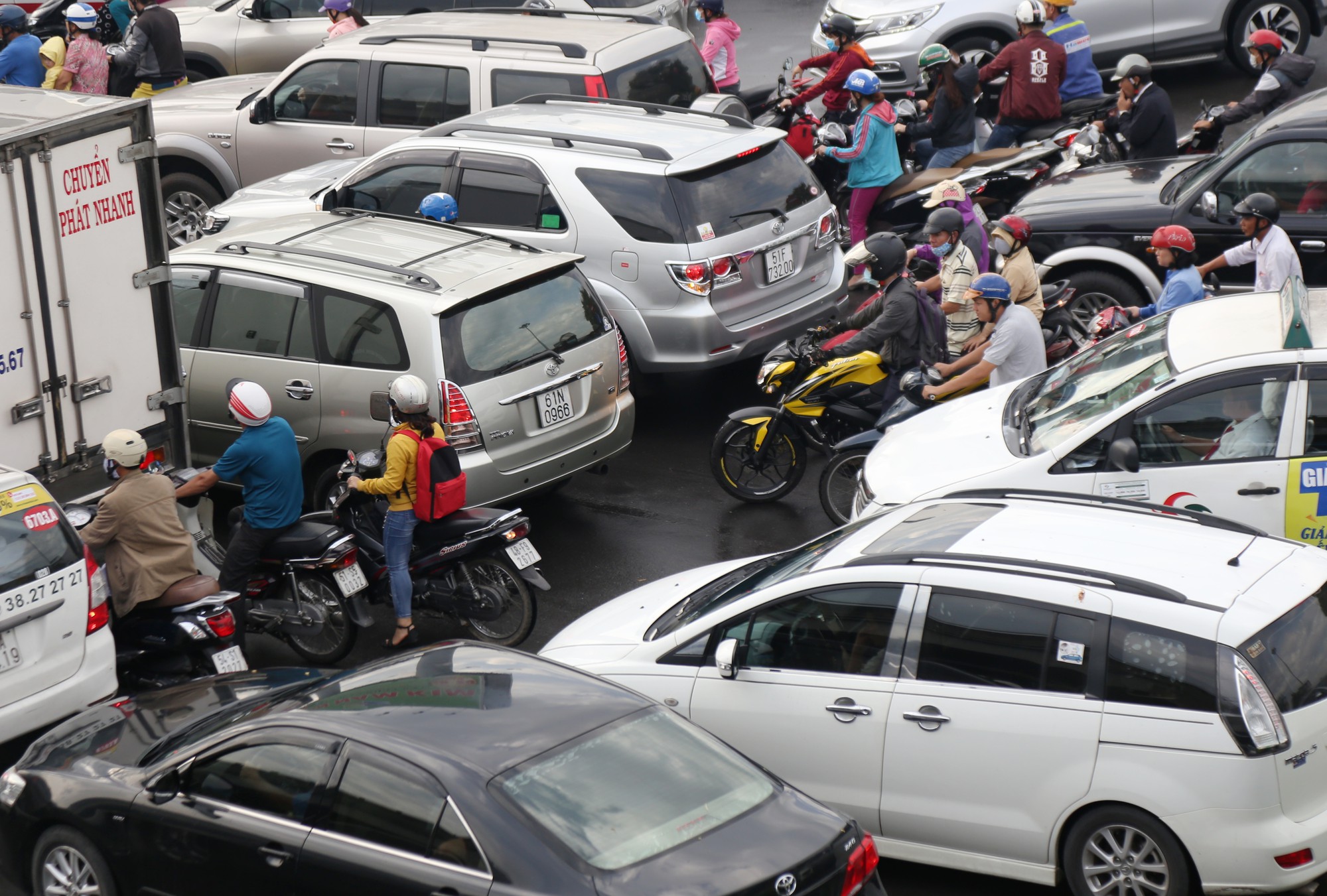 Kẹt xe dữ dội quanh Bến xe Miền Đông - Ảnh 4.