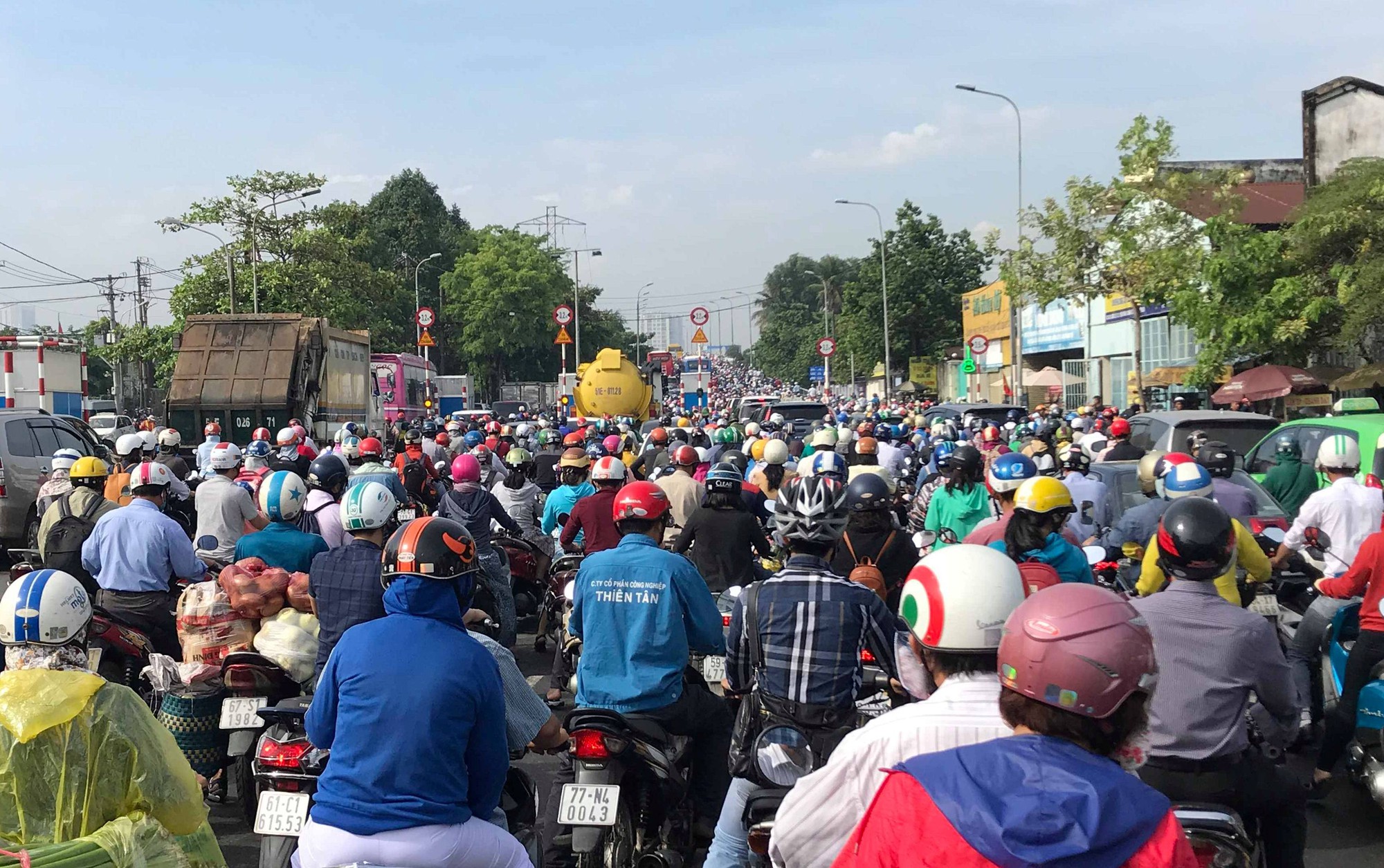 Kẹt xe dữ dội quanh Bến xe Miền Đông - Ảnh 3.