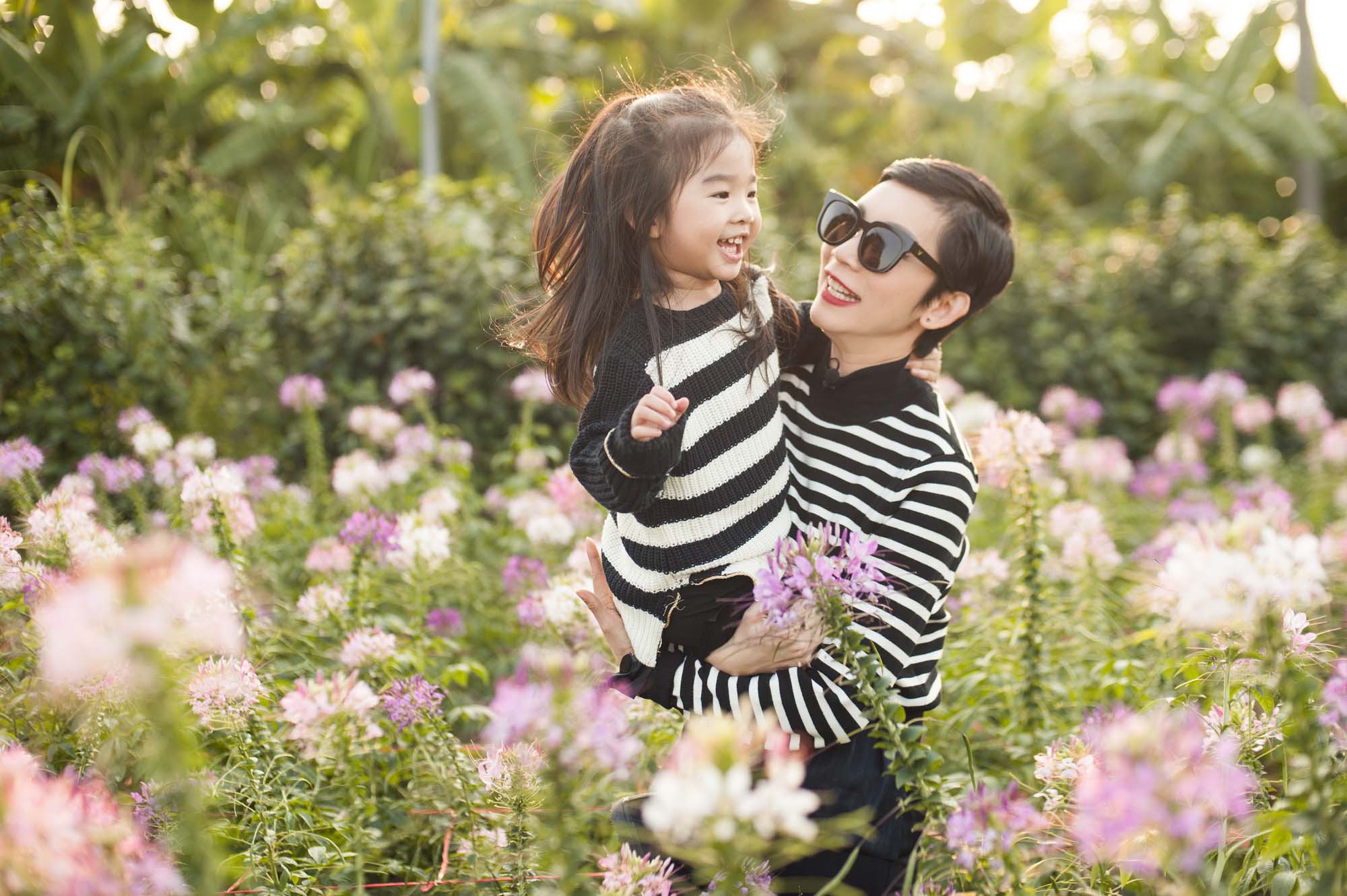 G&oacute;c khuất đẫm nước mắt của những b&agrave; mẹ đơn th&acirc;n trong showbiz Việt - Ảnh 4.