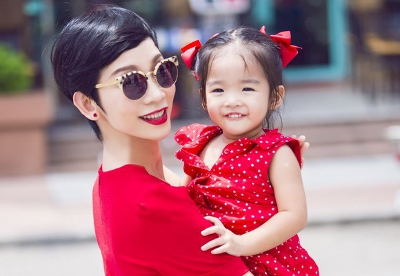 G&oacute;c khuất đẫm nước mắt của những b&agrave; mẹ đơn th&acirc;n trong showbiz Việt - Ảnh 3.