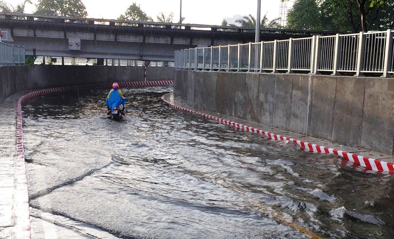 Hầm chui ở TP HCM ngập nặng sau mưa