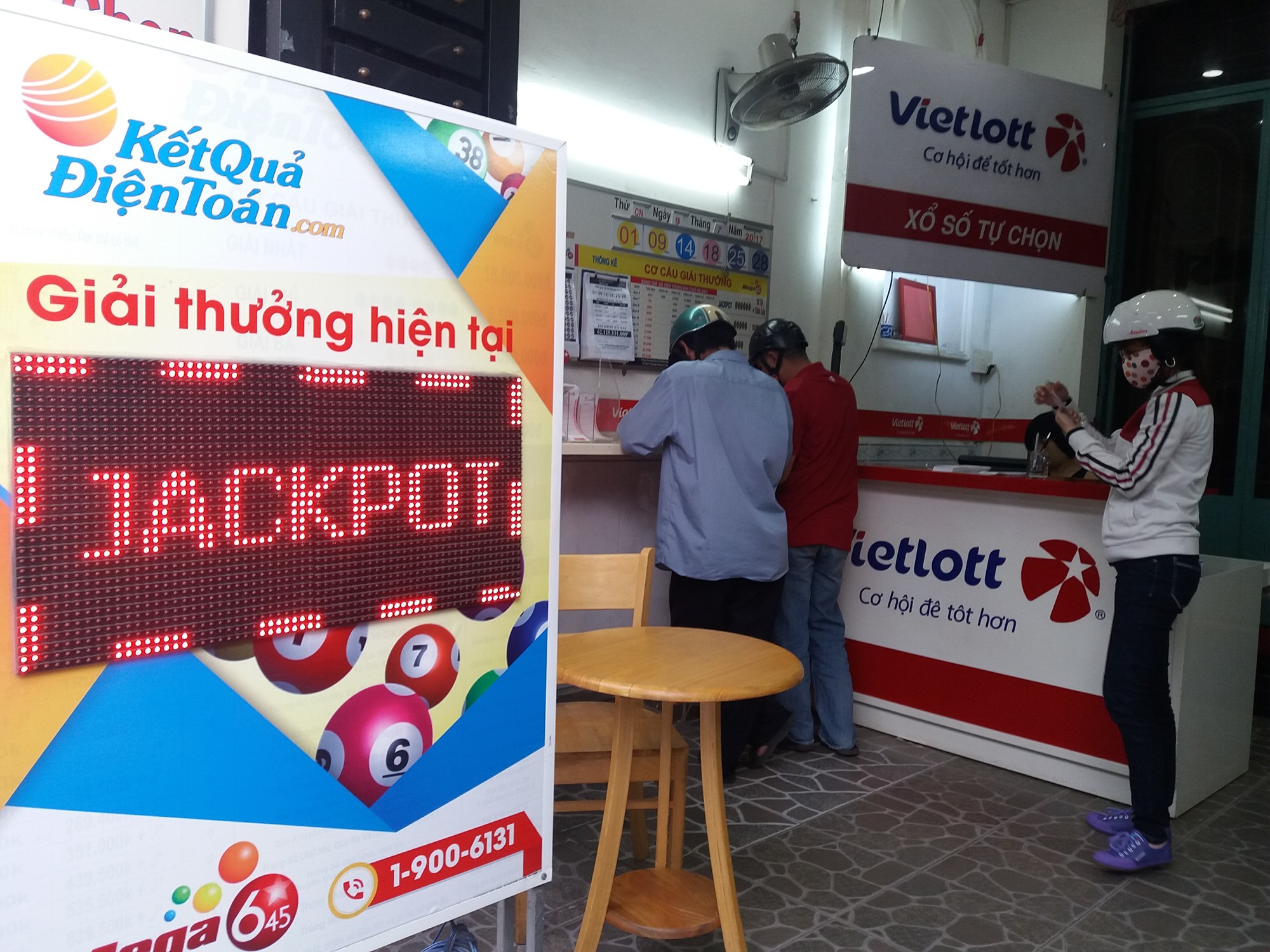 Vừa trúng Jackpot 42 tỉ đồng, một khách hàng ở Cần Thơ đã liên hệ với Vietlott