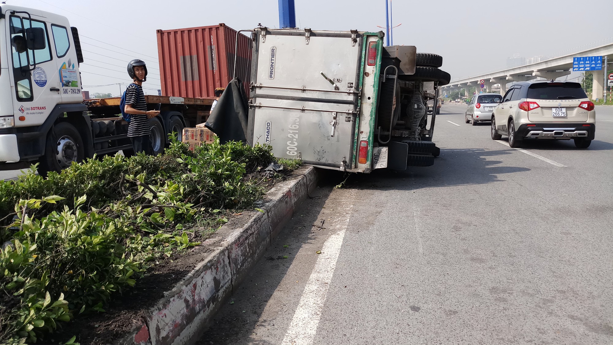 Xe tải làm xiếc trên xa lộ Hà Nội, người đi đường thót tim - Ảnh 1.