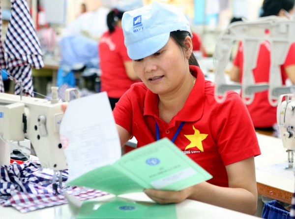 Th&aacute;ng 9-2018: B&agrave;n giao 100% sổ BHXH cho NLĐ - Ảnh 1.