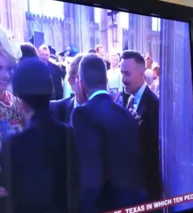 Elton John h&ocirc;n David Beckham trong đ&aacute;m cưới Ho&agrave;ng tử Anh - Ảnh 4.