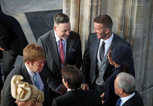 Elton John h&ocirc;n David Beckham trong đ&aacute;m cưới Ho&agrave;ng tử Anh - Ảnh 1.