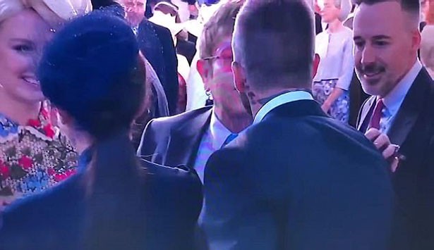 Elton John h&ocirc;n David Beckham trong đ&aacute;m cưới Ho&agrave;ng tử Anh - Ảnh 2.
