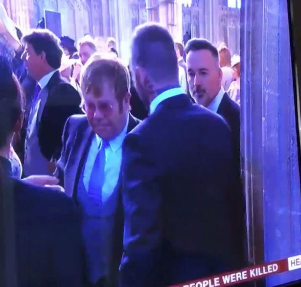 Elton John h&ocirc;n David Beckham trong đ&aacute;m cưới Ho&agrave;ng tử Anh - Ảnh 5.