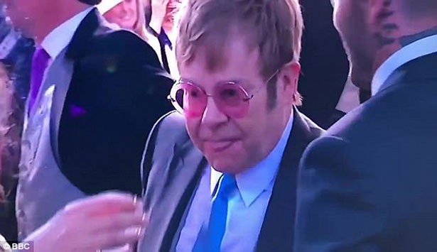 Elton John h&ocirc;n David Beckham trong đ&aacute;m cưới Ho&agrave;ng tử Anh - Ảnh 6.
