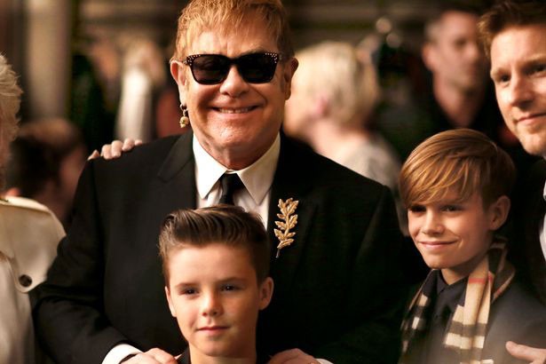 Elton John h&ocirc;n David Beckham trong đ&aacute;m cưới Ho&agrave;ng tử Anh - Ảnh 8.