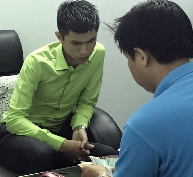 Gần trăm cán bộ khám xét cửa hàng bán hàng đa cấp trong đêm - Ảnh 1.