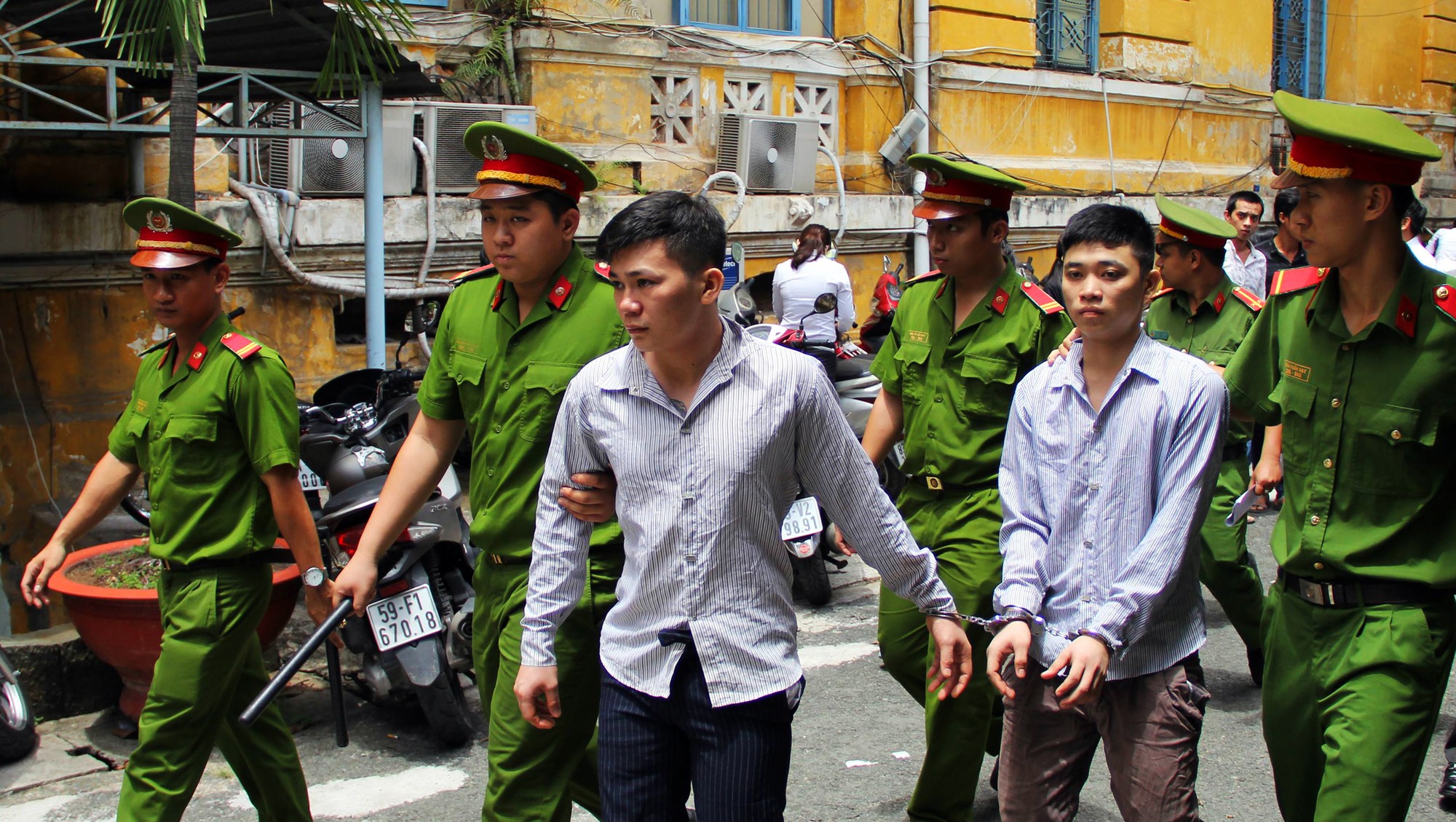 Tưởng người khác "nhìn đểu", nhóm thanh niên gây án mạng