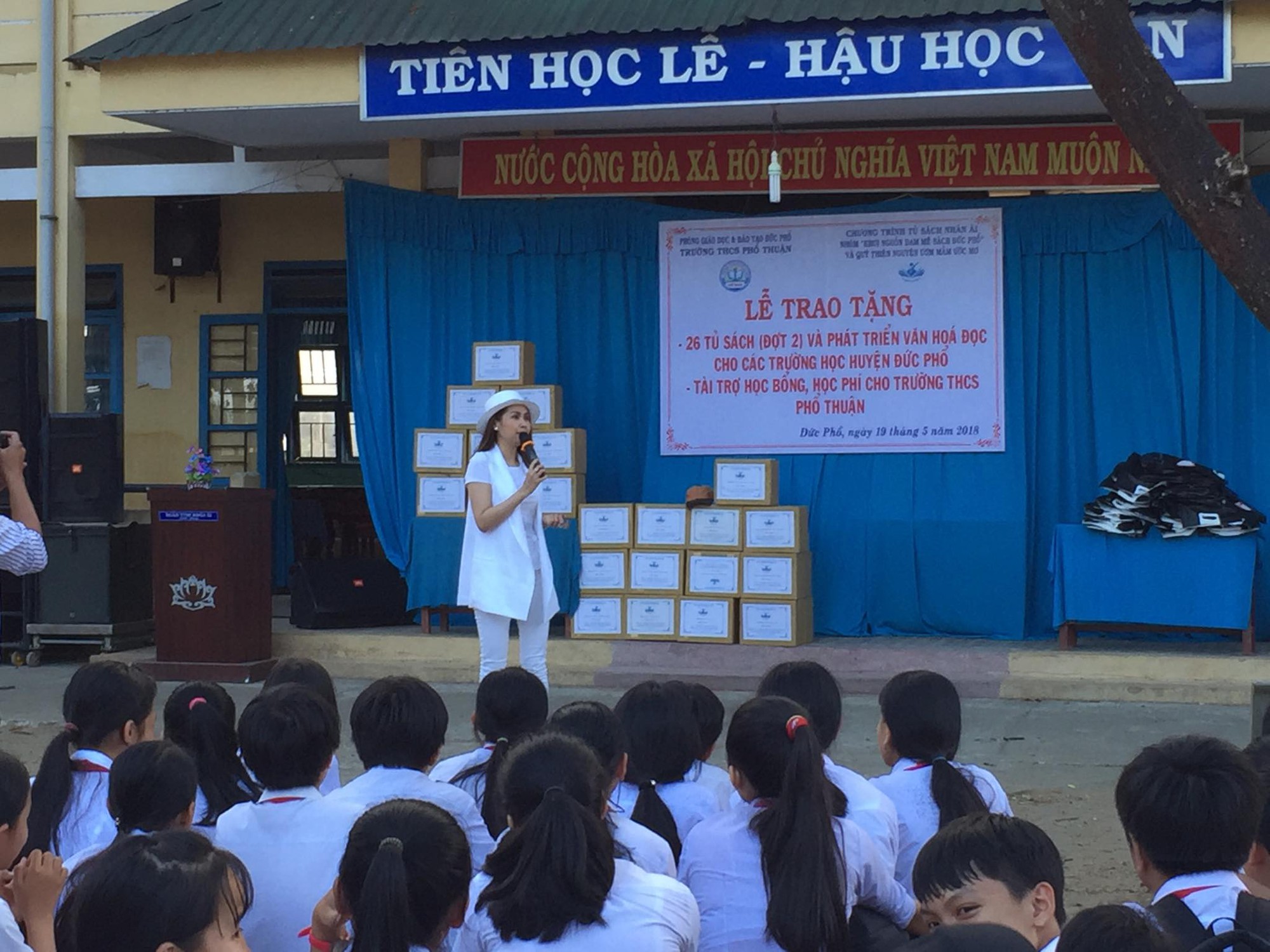 Diễn viên Minh Thư, ca sĩ Lâm Trí Tú trao sách cho học sinh Quảng Ngãi - Ảnh 4.
