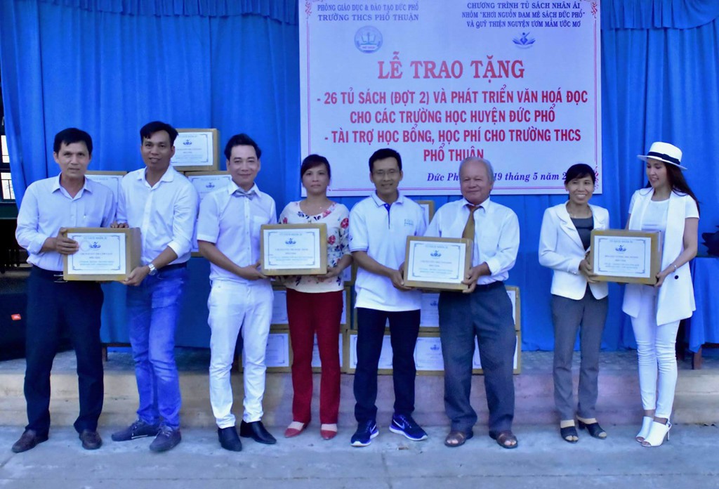 Diễn viên Minh Thư, ca sĩ Lâm Trí Tú trao sách cho học sinh Quảng Ngãi - Ảnh 5.