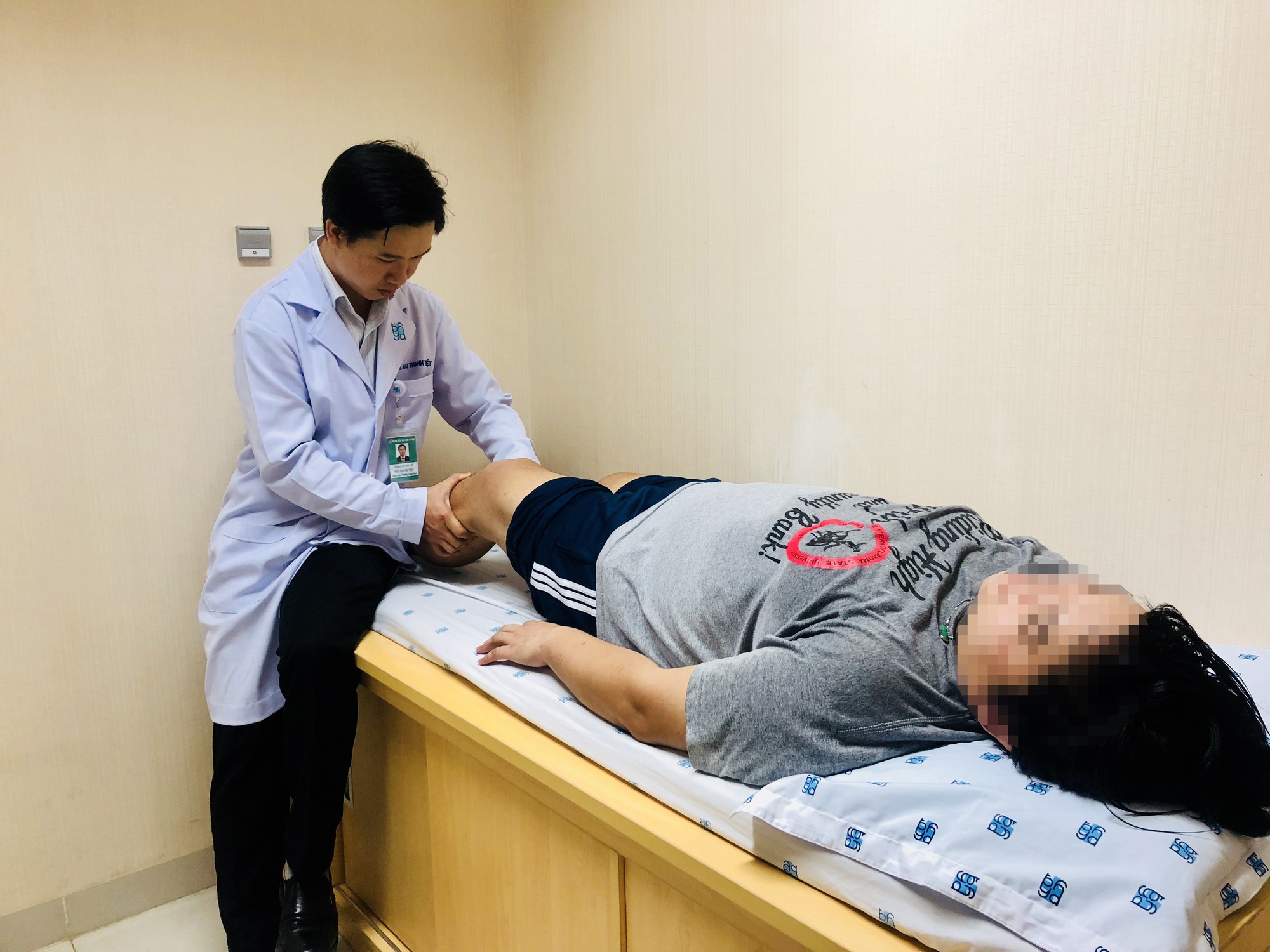 Bị xe m&aacute;y đ&egrave; gối, cả th&aacute;ng sau mới biết đứt d&acirc;y chằng - Ảnh 1.