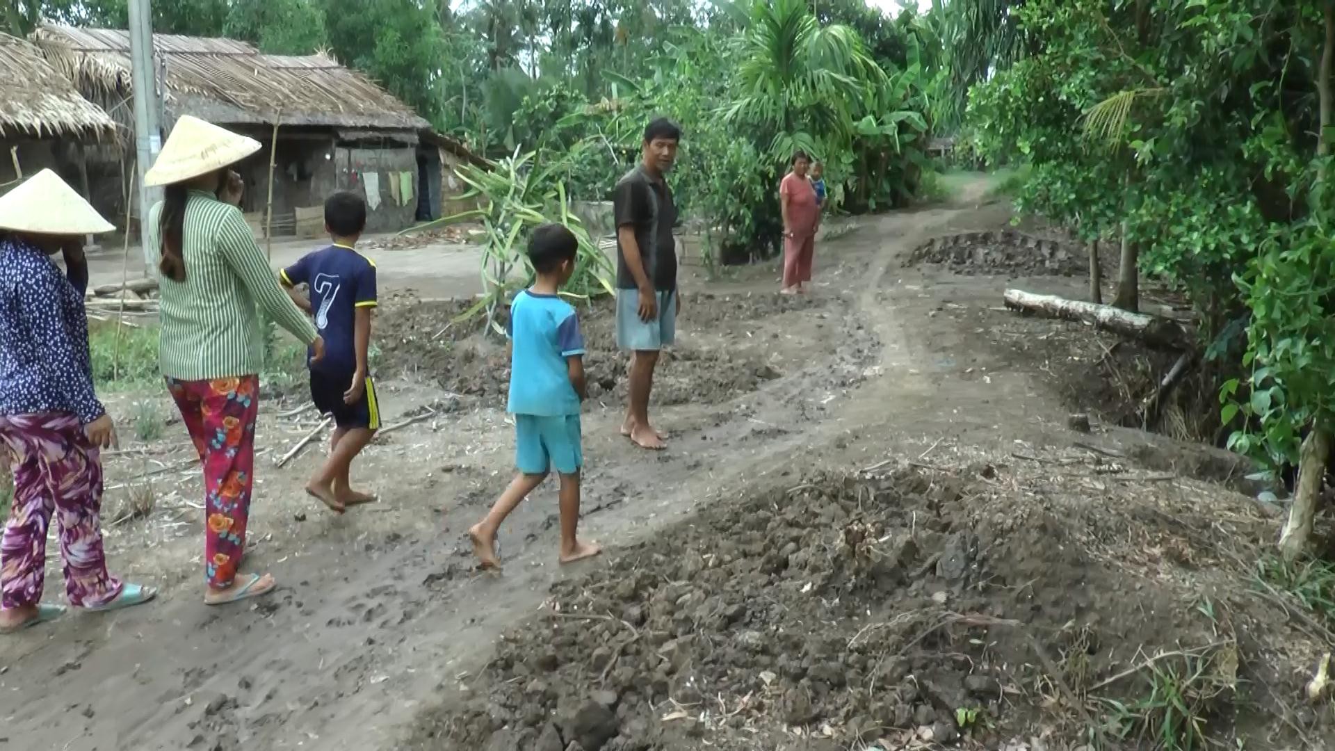 Vận động dân đóng tiền làm đường rồi mang nộp kho bạc