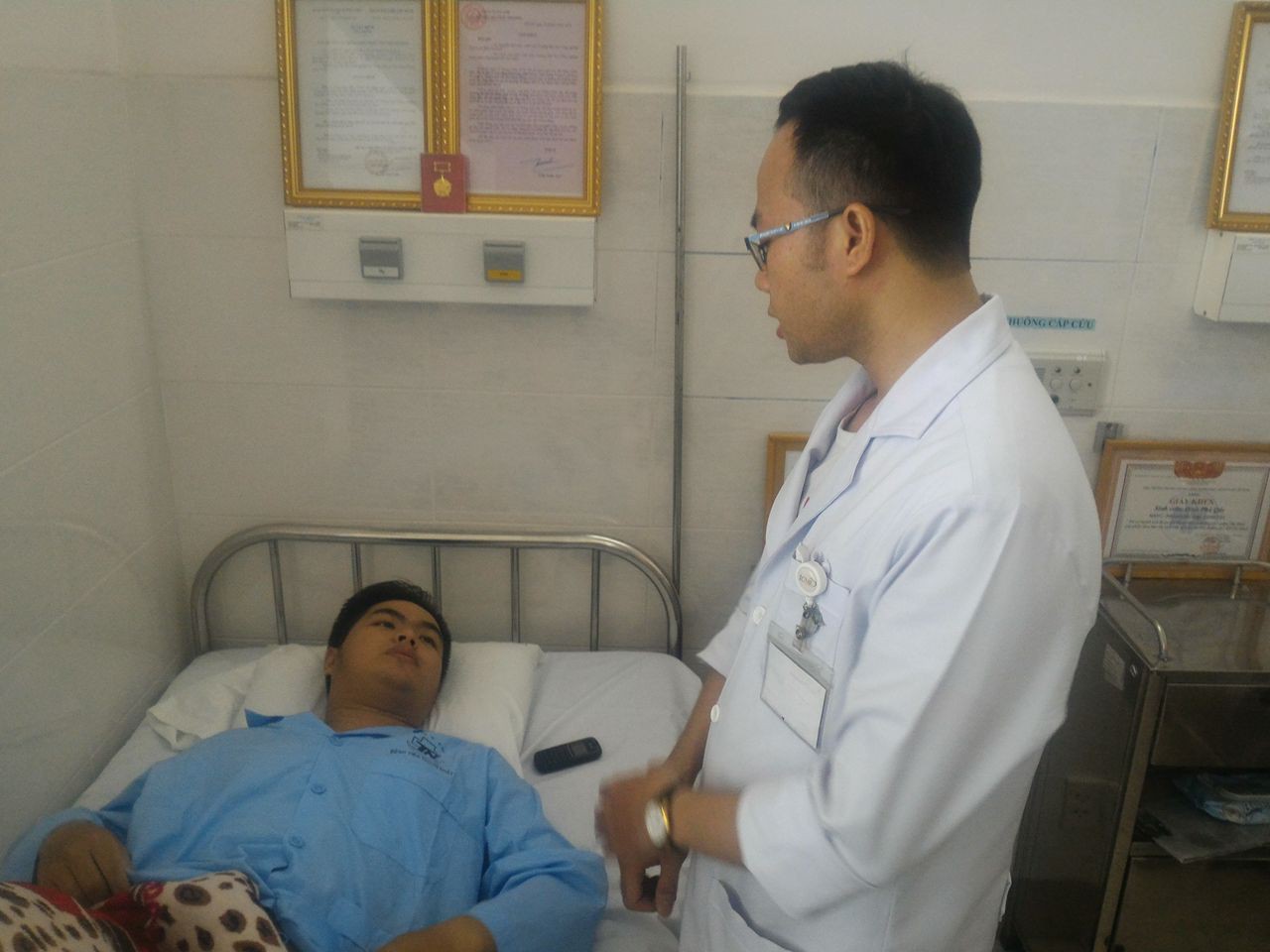 2 "hiệp sĩ" dù trọng thương vẫn tự chở nhau đến bệnh viện