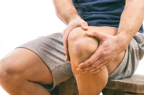 Bị xe máy đè gối, cả tháng mới biết đứt dây chằng