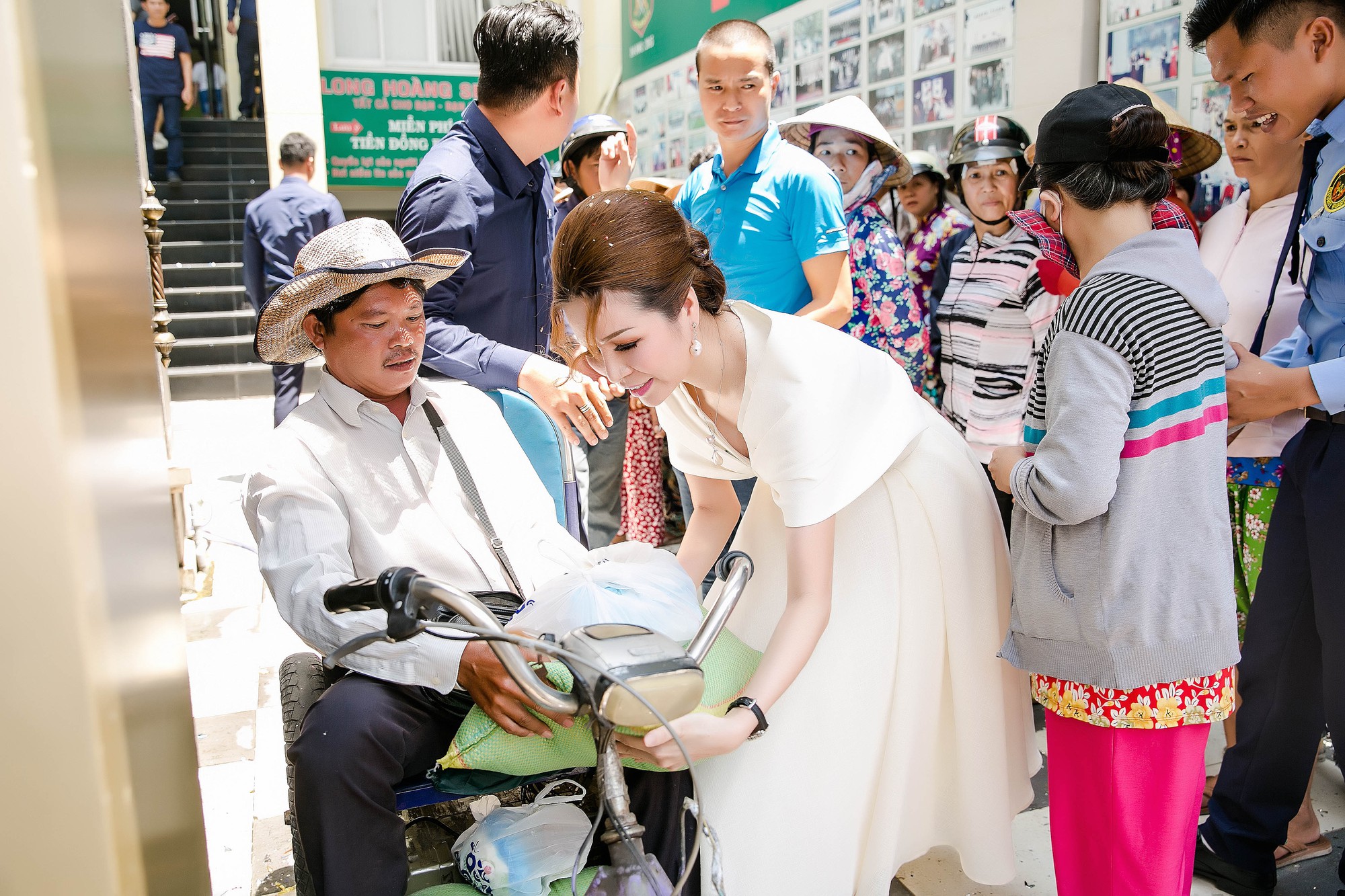Hoa hậu Bùi Thị Hà tặng 500 phần quà cho người nghèo
